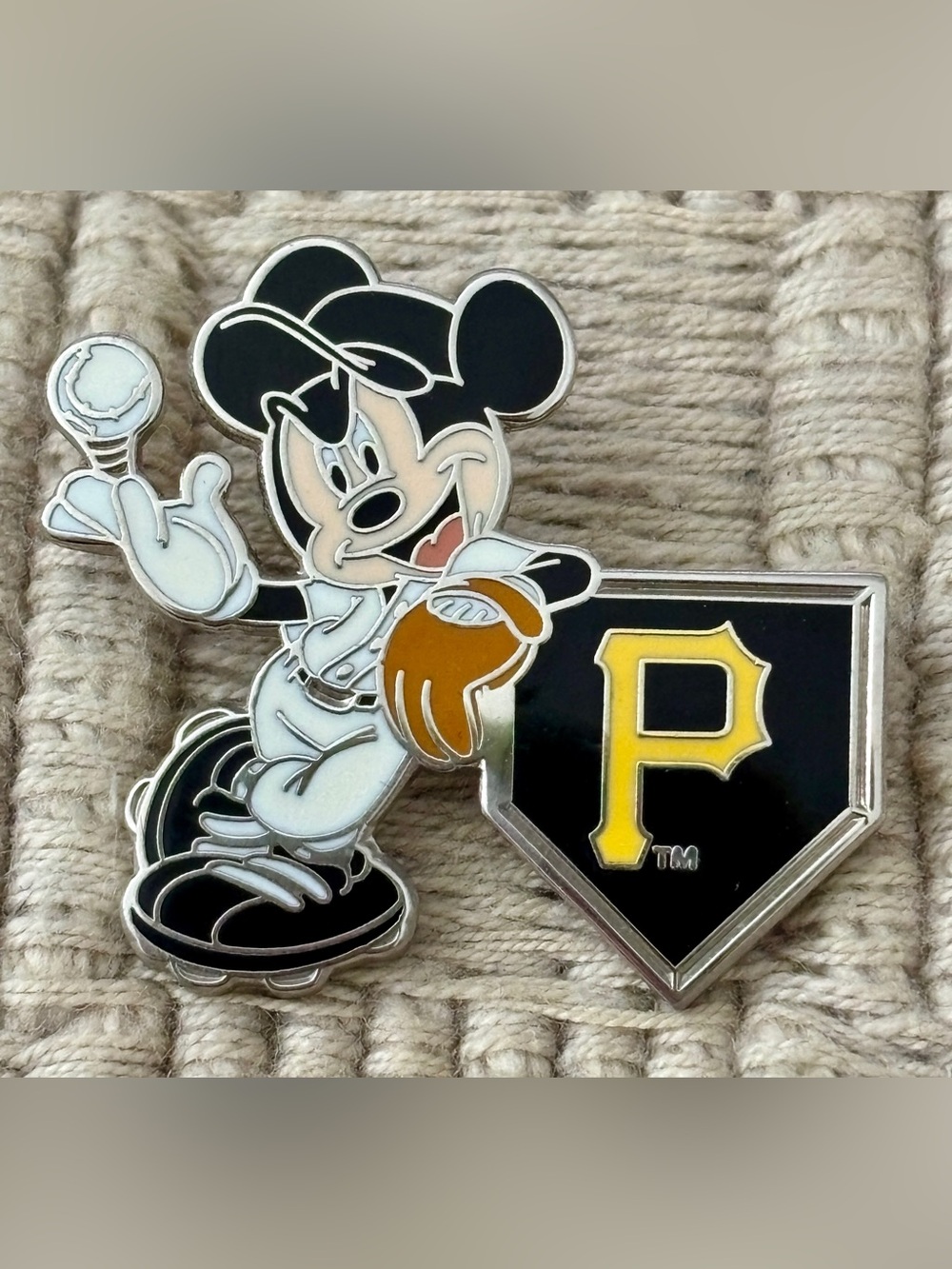 DISNEY x Major League Baseball 2011 Mickey Mouse Pittsburgh Pirates Pin
